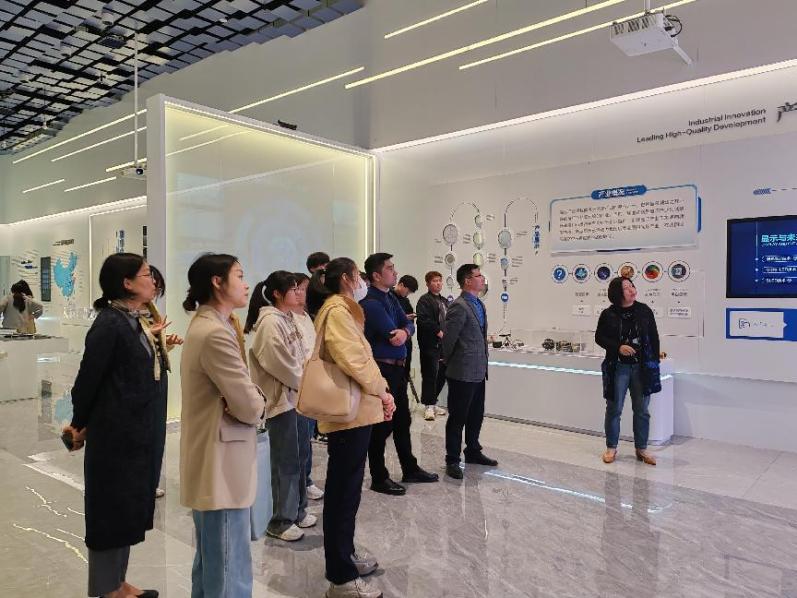 电子信息工程学院走访江苏省第三代半导体研究院