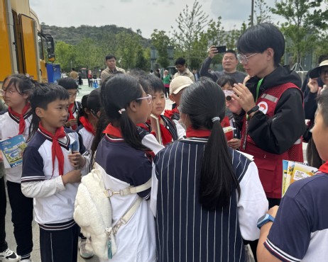 青春力量筑牢安全防线百名志愿者护航防灾减灾主题宣传